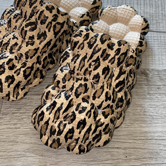 Slippers 9 - Picture 2 of 3